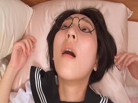 メガネを掛けた無垢な子に変態わいせつ行為をしたら・・・興味津々で欲しがり顔・・・初体験の生チ●コの感触に「本物は初めてです。」と懐き、トロけた顔で崩壊絶頂する地味カワで巨乳のパイパン●学生るか　サンプル画像18